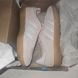 Gazelle
Adidas Originals Gazelle "Sandy Pink/Ftwr White/Gum Mens Shoe - PINK/WHITE