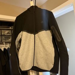 Medium Men’s Nike Tech Fleece