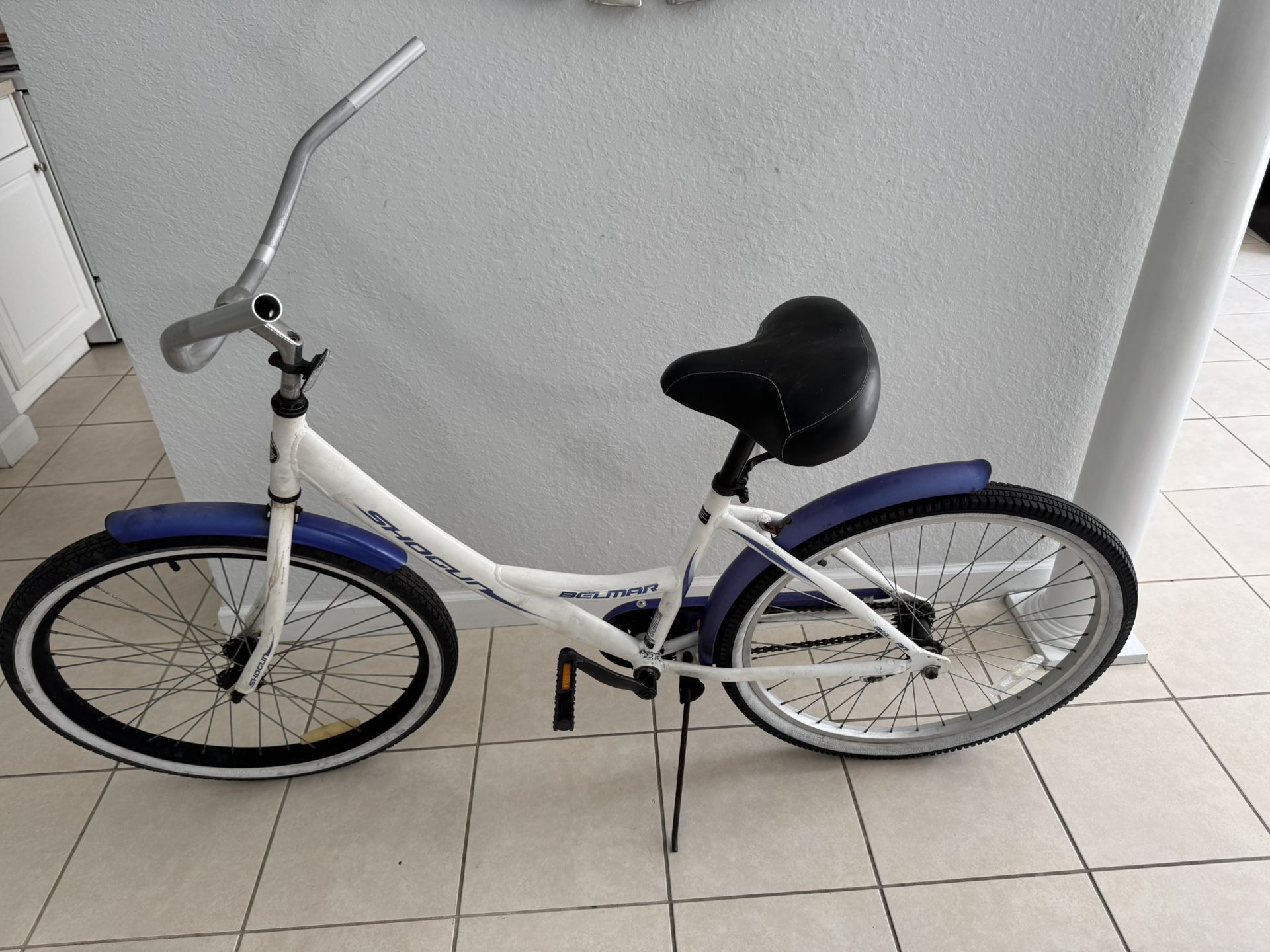 Cruiser Bicycle. As Is . You need to put the screw seen in the photo in place