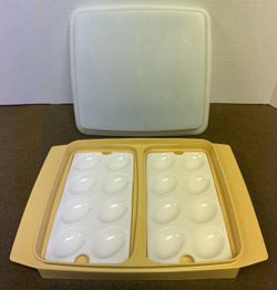 TUPPERWARE DEVILED EGG CONTAINER