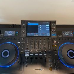  Pioneer OPUS Quad. In great condition. Includes a soft cover carrying case. Some small marks, as shown in photos on carrying case. Otherwise complete