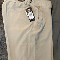 Under Armour men’s Size 40 khaki Golf Shorts (new With Tags)