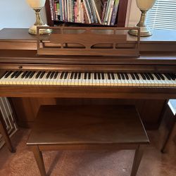 Washburn Piano. Like New.