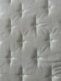Queen Mattress for sale Zinus Night Therapy 13’’