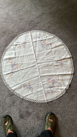 Vintage small table cloth, embroidered with lace