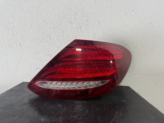MERCEDES E CLASS RIGHT TAILLIGHT 2019 