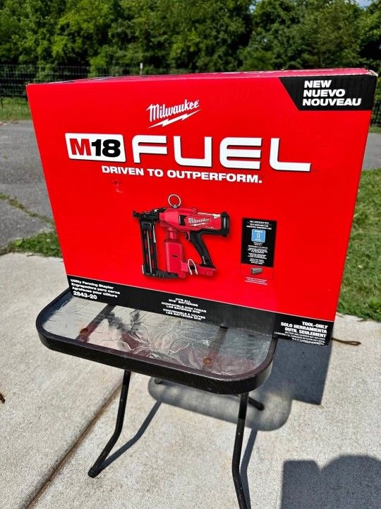 Milwaukee M18 FUEL 18-Volt Lithium-lon Brushless Cordless Utility Fencing Stapler (Tool-Only)