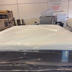 King Mattress Tempurpedic LuxeBreeze soft display 