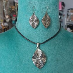 Leaf Pendant Necklace Set 