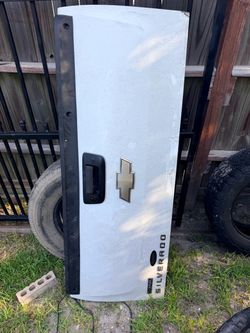 Tailgate 2007 -2013 Silverado Sierra white tailgate.