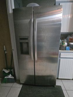 🔥 LG Stainless Steel Side-by-Side Refrigerator – $300 🔥