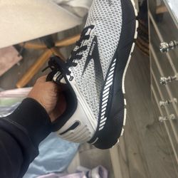 Brooks Size 9.5 Mujer Women