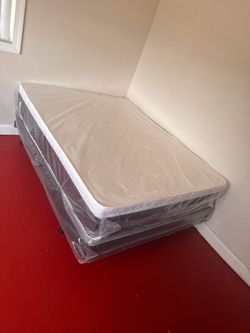 Queen mattress pillow top set with box spring (2pc - new)