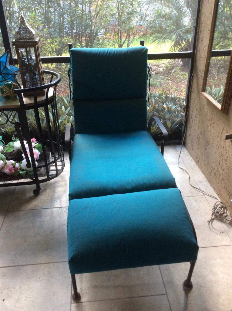 Pool / lanai chaise lounge metal chairs
