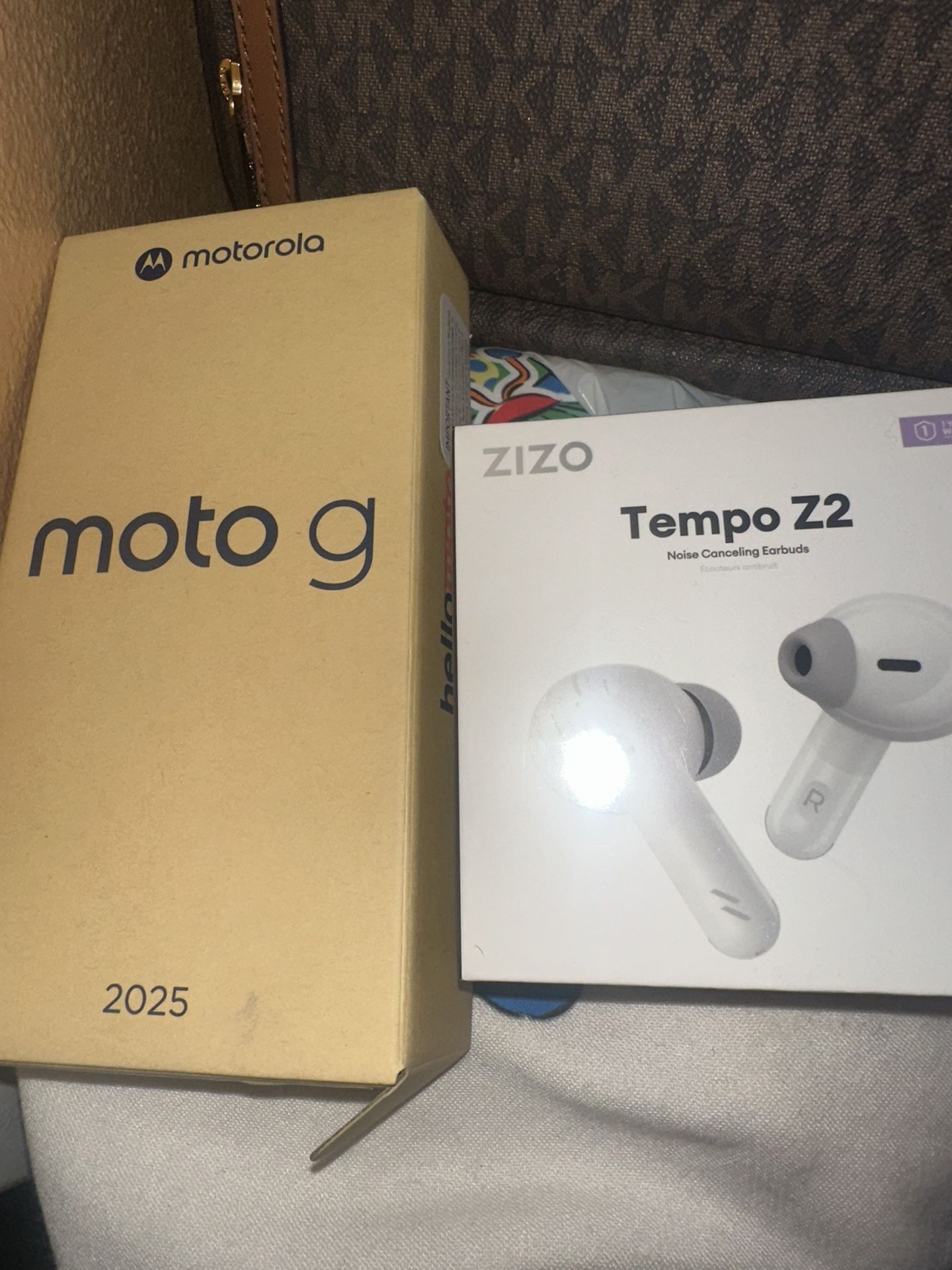 Moto G 2025 Metro PCs With Earbuds 