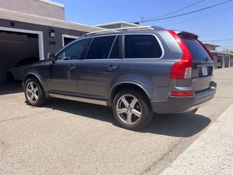 Se vende un carro familiar Volvo XC90