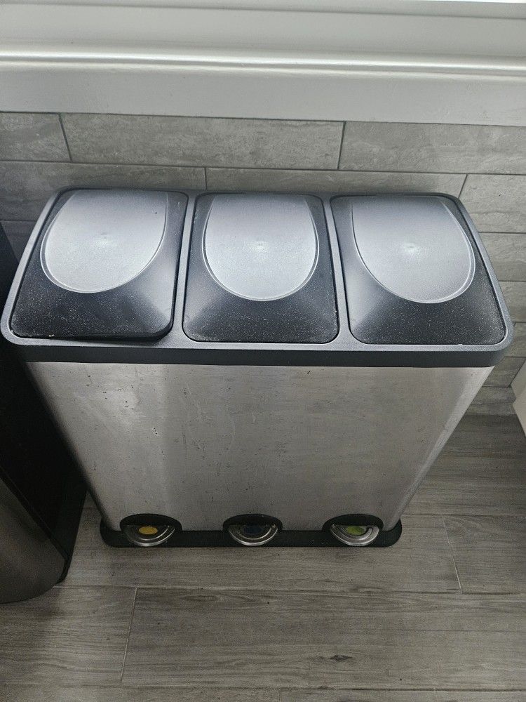 Kitchen Garbage Pail 3 Bins.