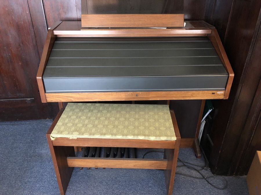 Yamaha Electone FS-100 electronic organ with chair