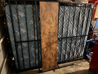 Queen Bed w/headboard and footboard