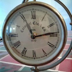 Table antique clock