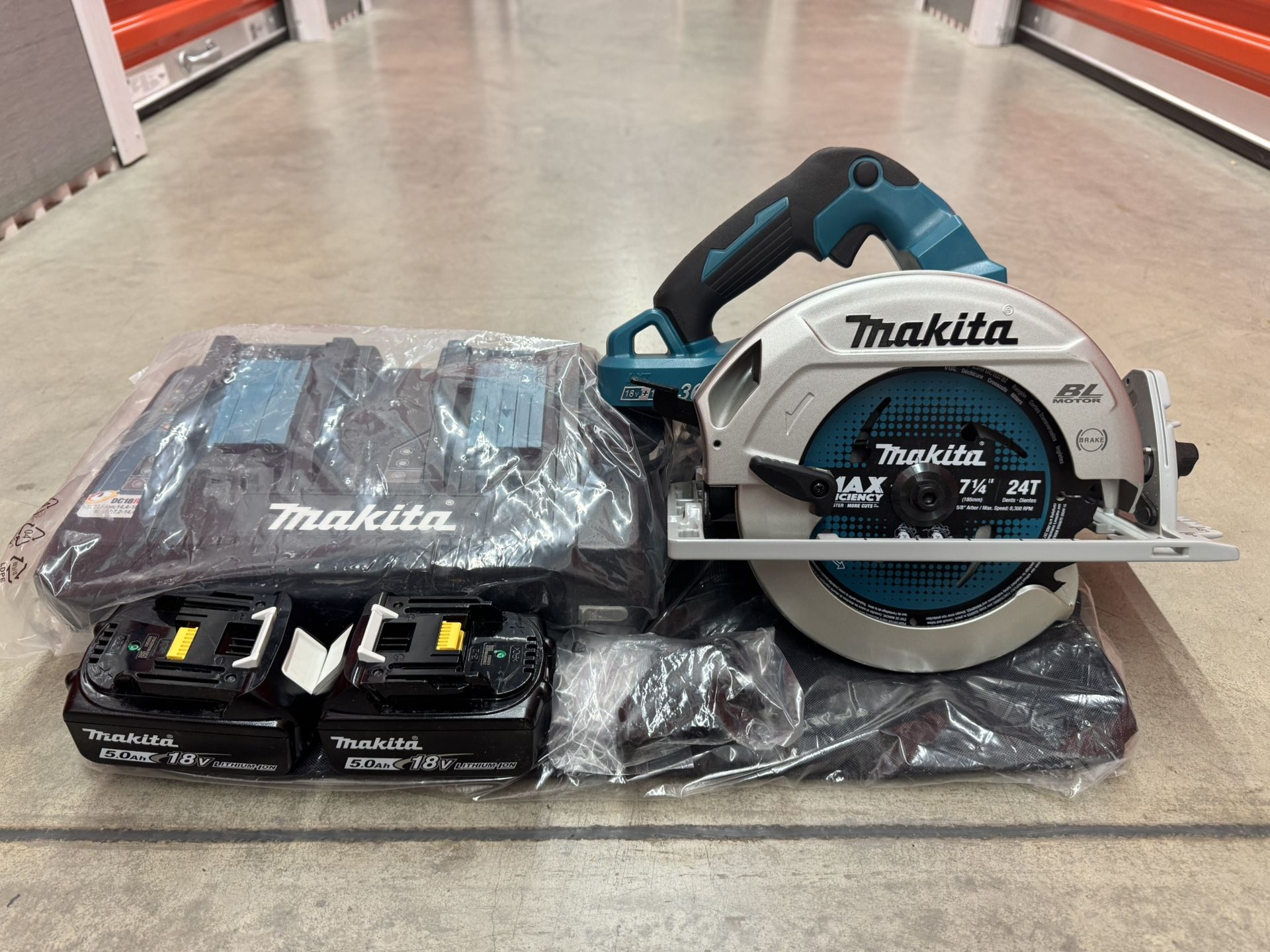 Makita 18V X2 LXT Lithium-Ion (36V) Brushless Cordless 7-1/4 in. Circular Saw Kit (2) 5.0Ah & Dual Charger