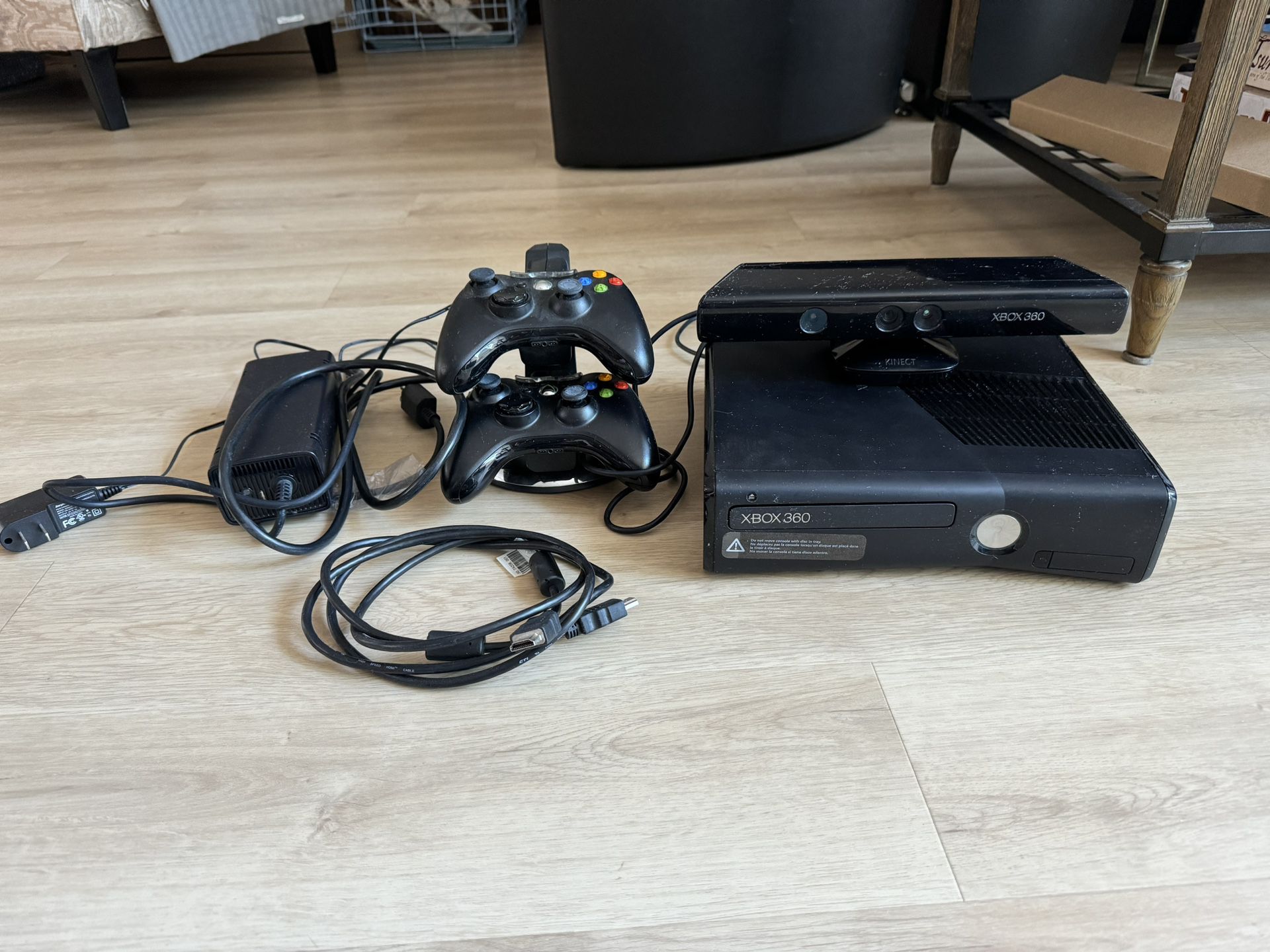 Xbox 360 Condole, Kinect, 2 Controllers 