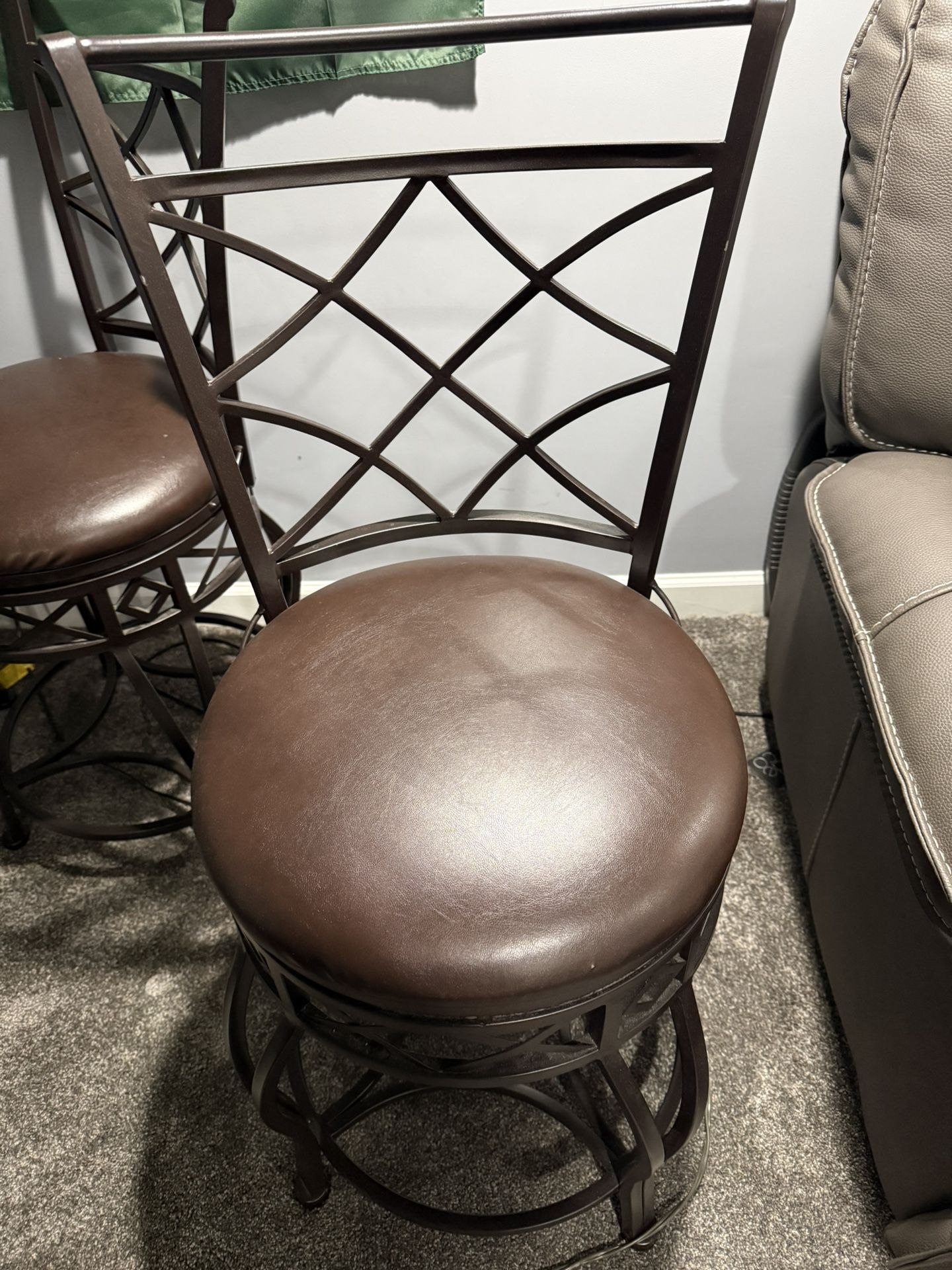 5 swivel Counter Height Stools Great Condition