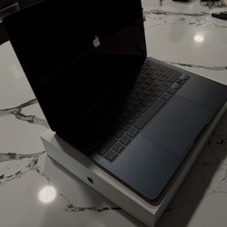 MacBook Air 13.6 Inch M4 256gb, 16GB Ram Midnight Color