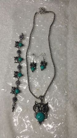 Beatiful jewelry owl set w/stones