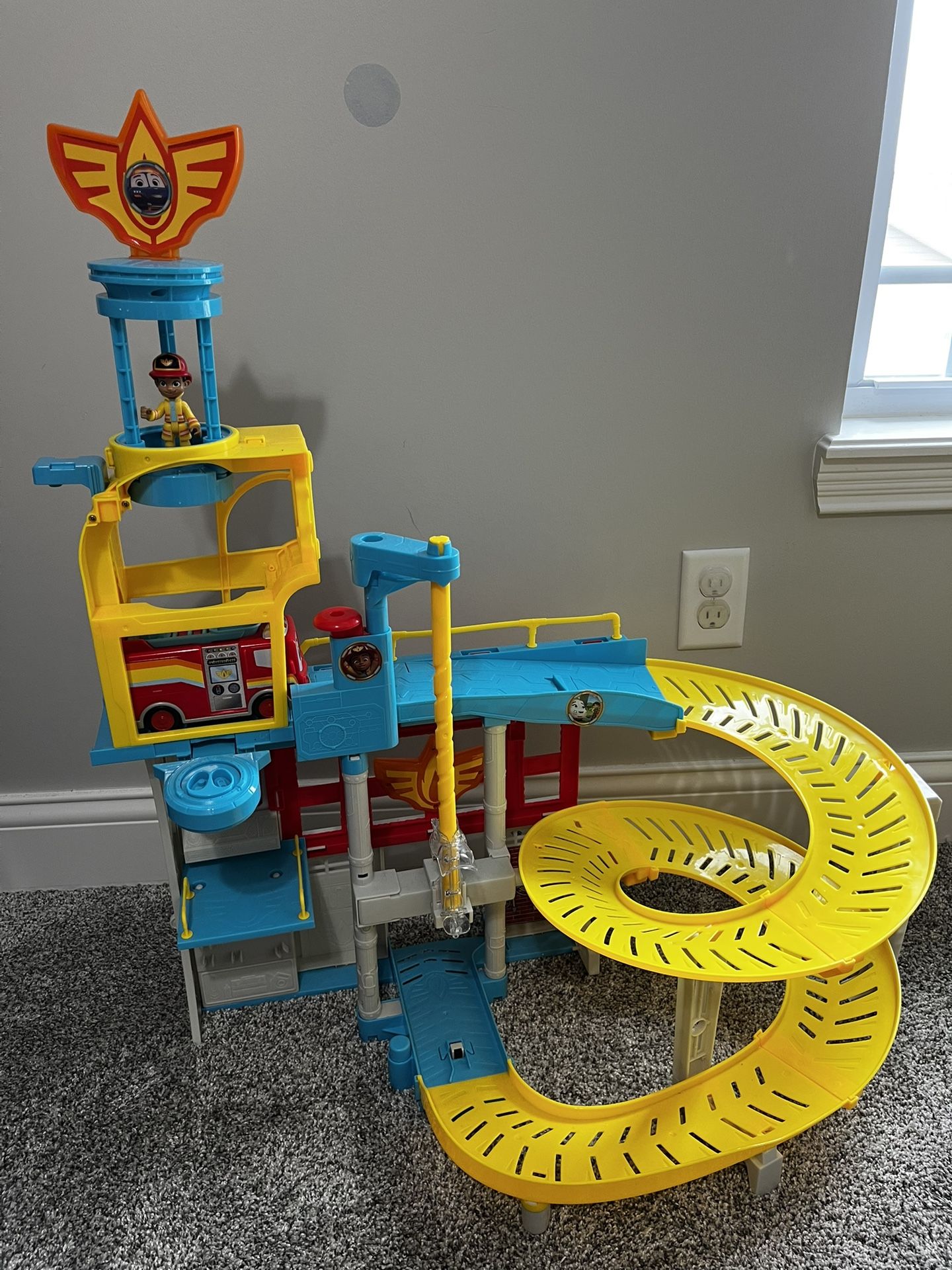 Fun Firehouse Toy With Truck And Fireman. 