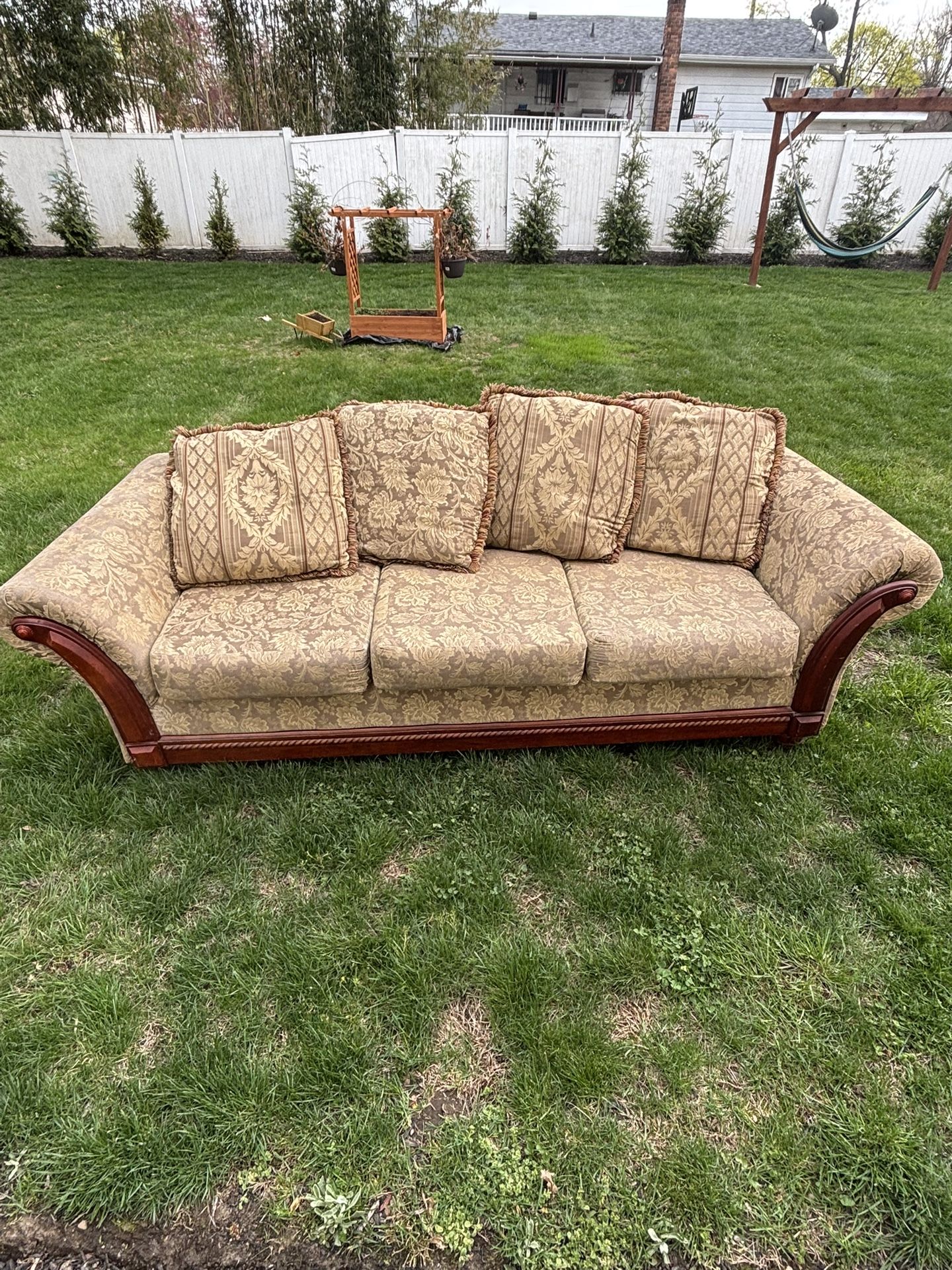 Elegant 3-Seater Couch – Wood Trim – Pickup in Brentwood