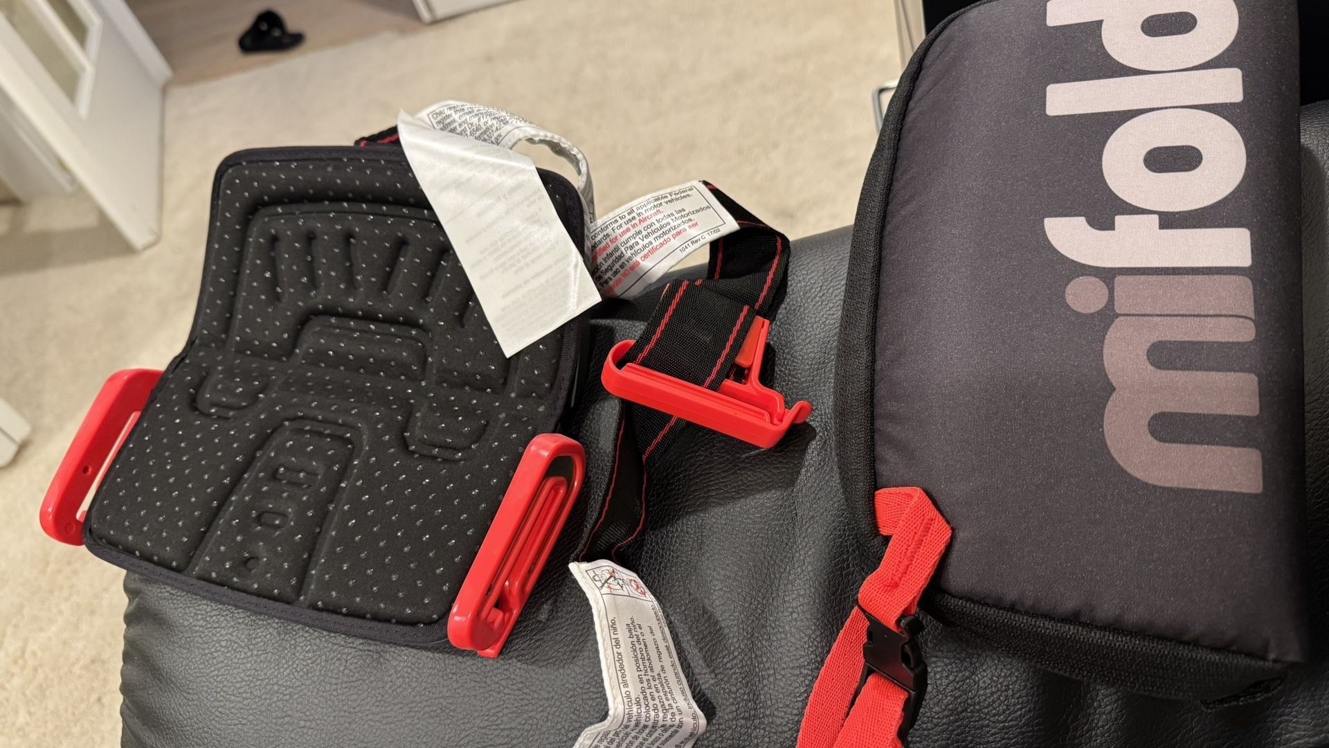 (Brand New) Mifold Comfort Grab-and-go Car Backless Booster Seat