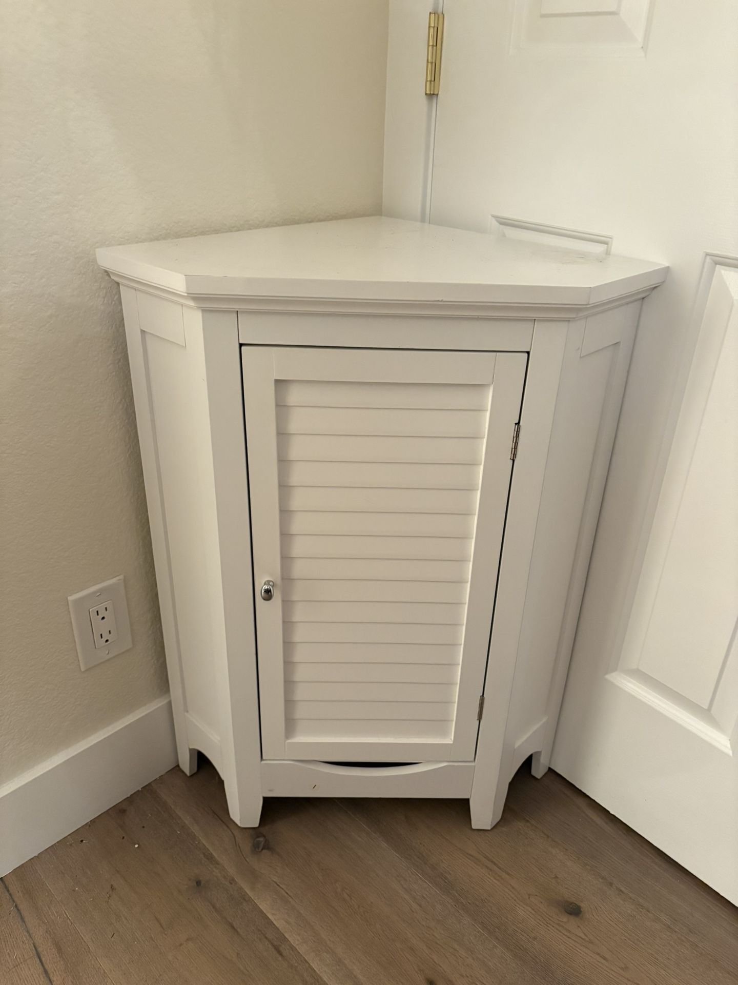 White Corner Cabinet – Great Condition