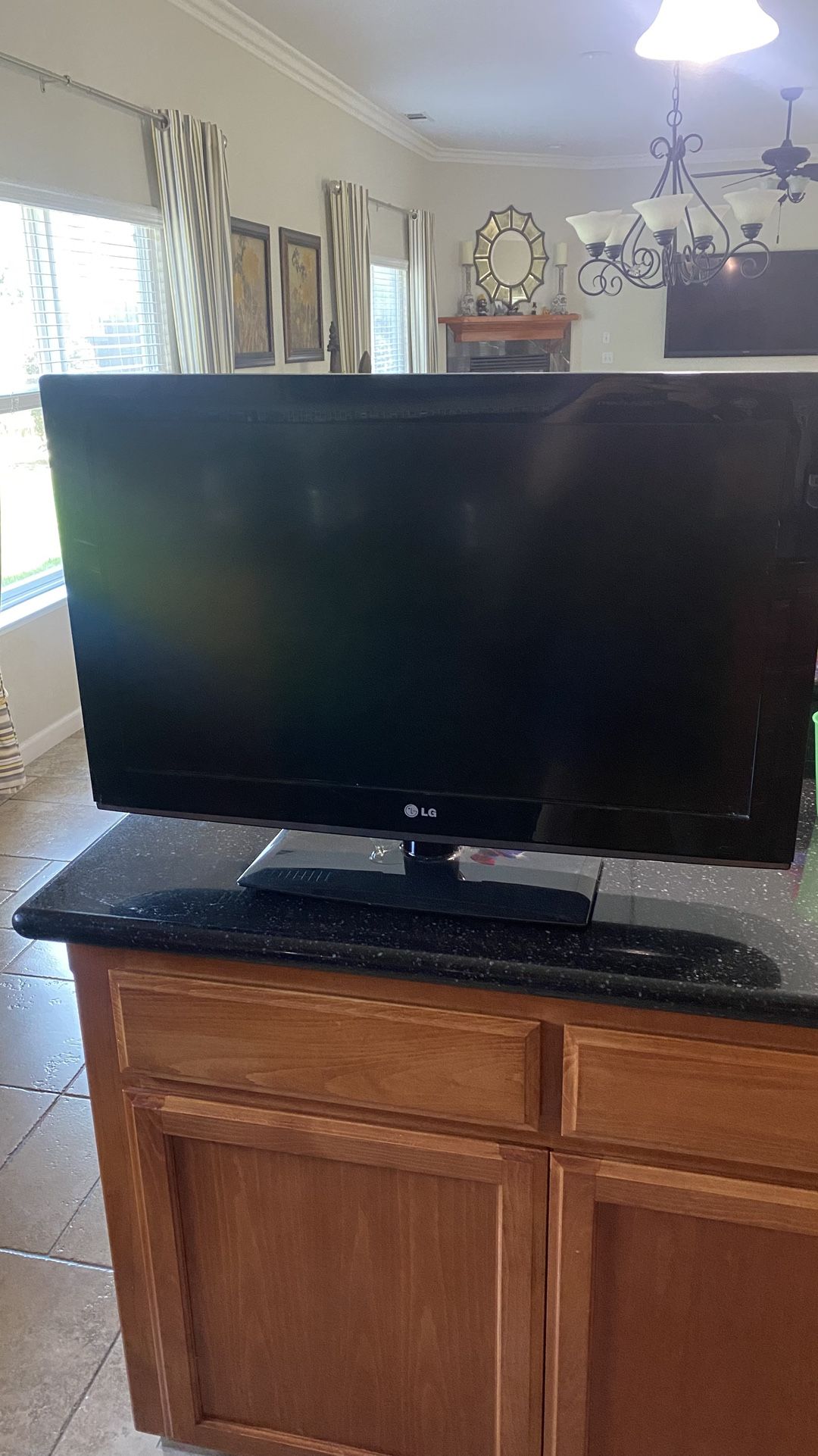 Lg 32 Inch Tv , No Remote ~ Works Great