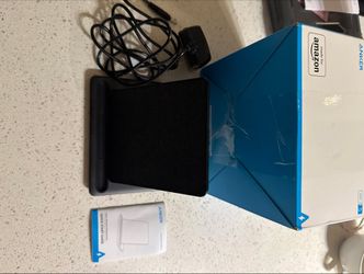 Anker Wireless Charging Dock for Kindle - Powers On