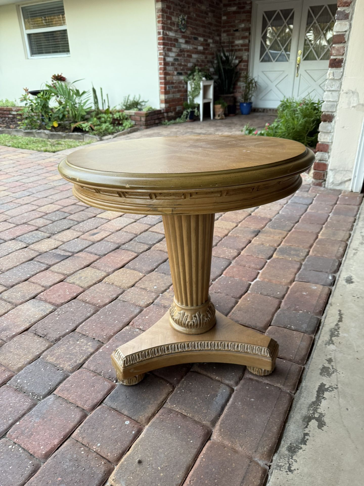 Round Side Table / End Table 