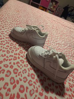 Kids Nikes size 6c