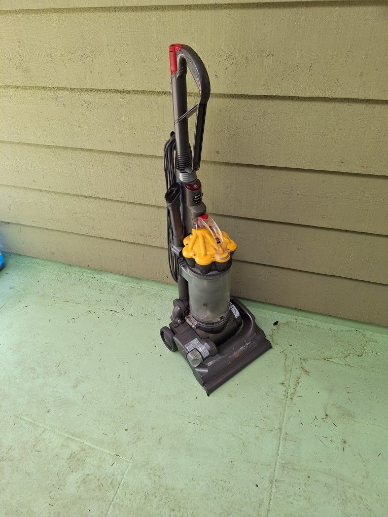 Dyson DC 33 Vacuum Cleaner