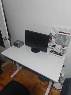 Motorized standing desk