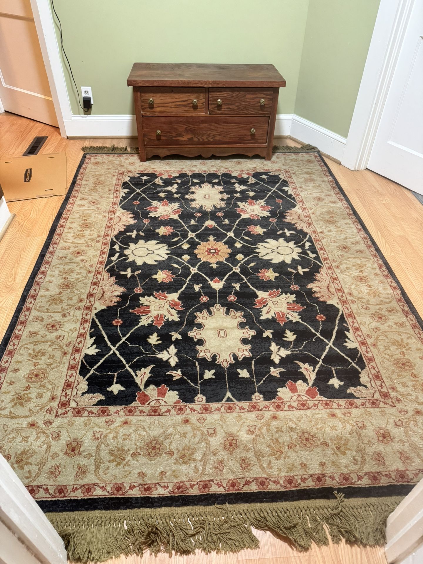 Toshka 5’5x7’10 “Dynasty” Navy floral rug