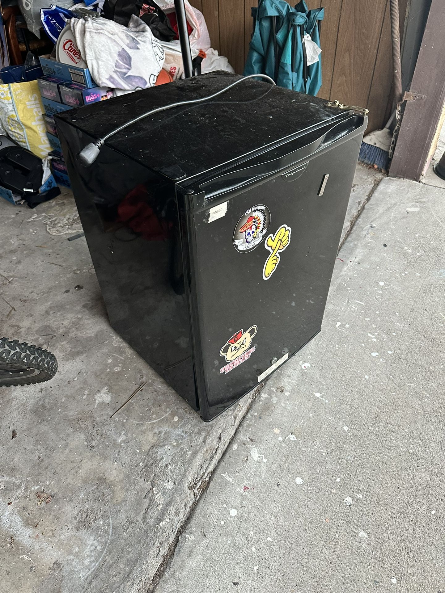 Mini fridge 