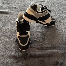 Louis Vuitton, Manuel Size 11 Brand New