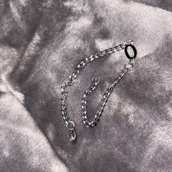 Letter “O” chain bracelet