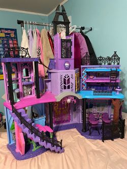 Monster High School/Doll House