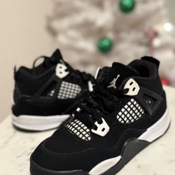 Kids Size 13  Jordan 4 Retro ‘White Thunder’ 