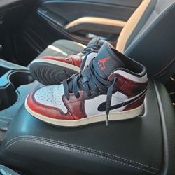  Jordan 1 Mid
Wear-Away Chicago (6Y)