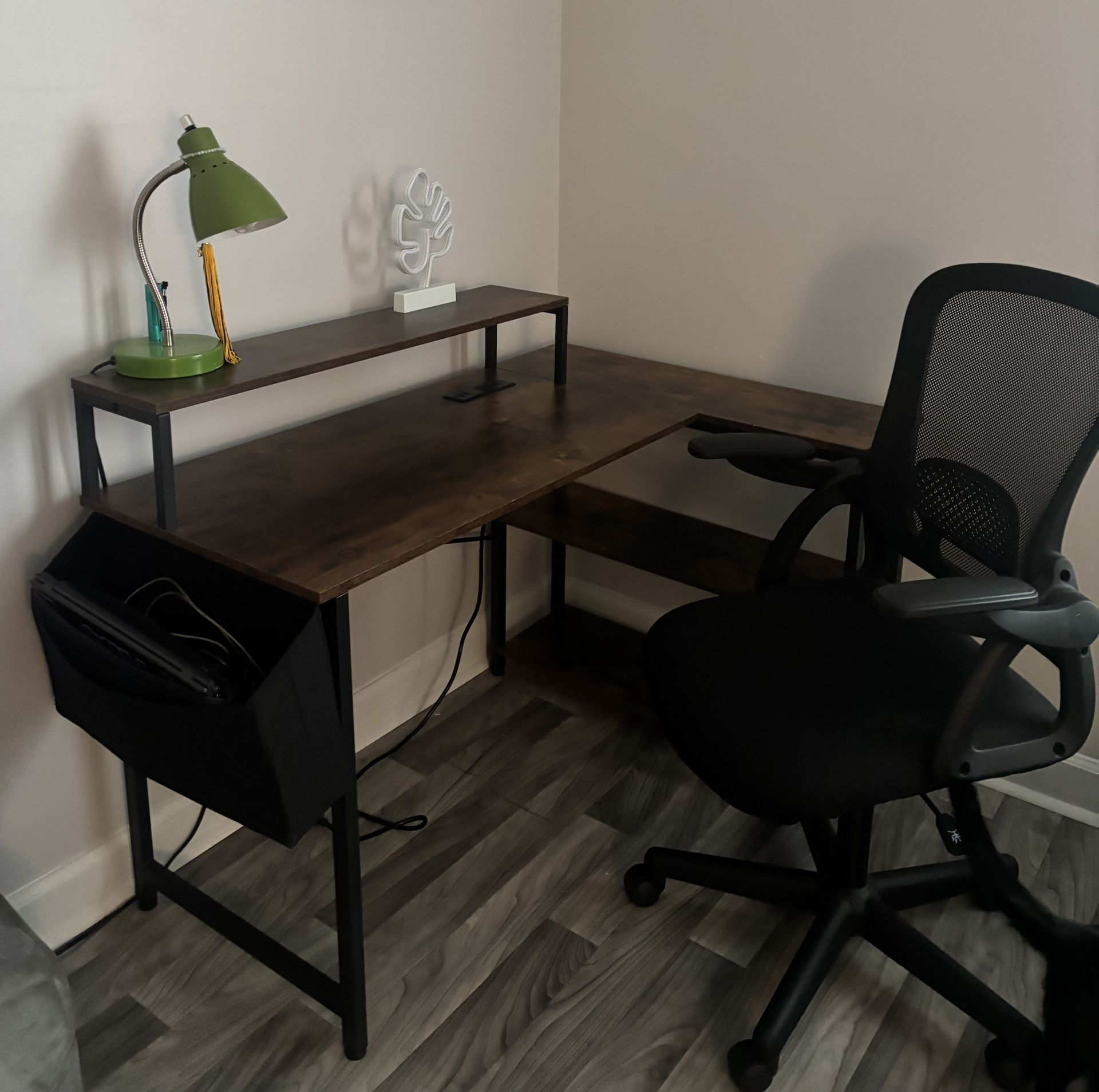 Reversible Corner Desk With USB Plug In