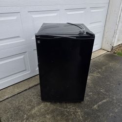 GE 4.3 Cu. Ft. Mini Fridge with Freezer