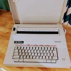 Smith Corona Electric Vintage Typewriter...Works Great!!.. Collectable 