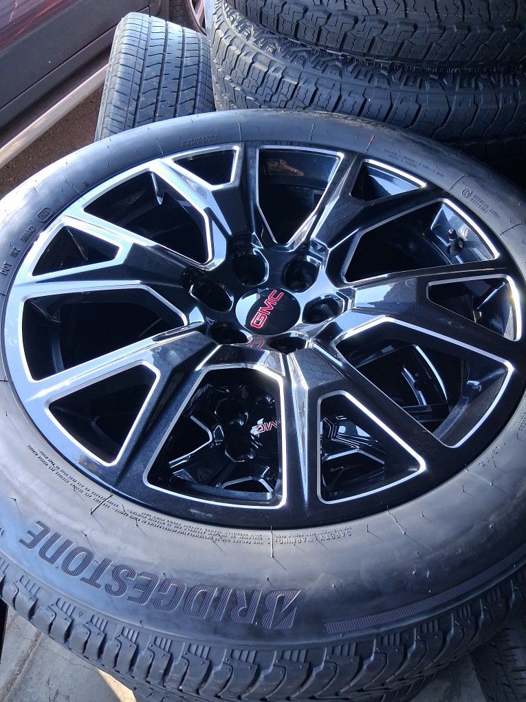 2023 OEM ORIGINAL TAKEOFFS GMC YUKON DENALI PREMIUM 22 INCH HAVE TPMS SENSORS TIRES BRIDGESTONE 98 % DOT 0923 $ 2350